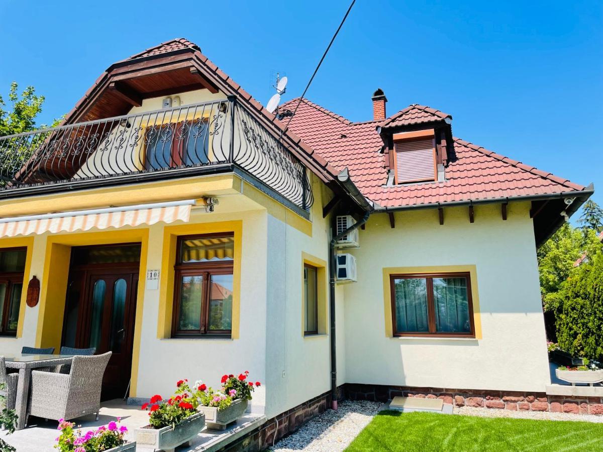 Mikes Deluxe Home Balatonfured Exterior photo